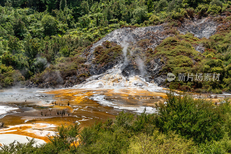 Orakei Korako地热公园和洞穴隐藏山谷，陶波，新西兰